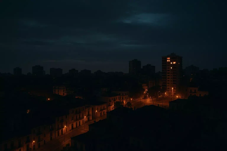 Coupure d’électricité en Espagne illustrant une ville partiellement plongée dans le noir pendant une panne de courant nocturne.