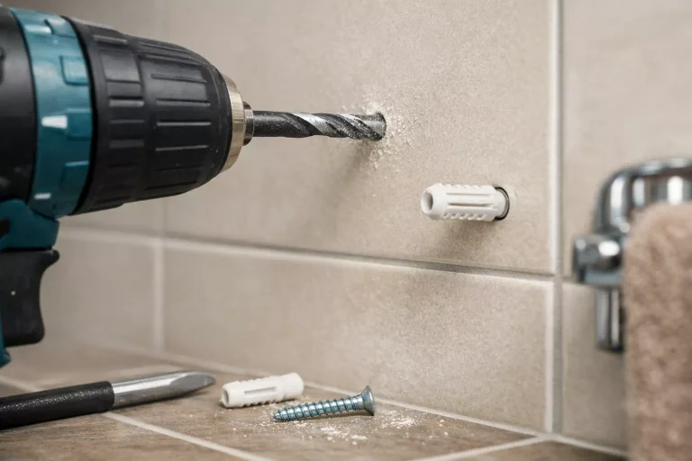 cheville pour carrelage posée dans un mur carrelé sans fissure lors du perçage