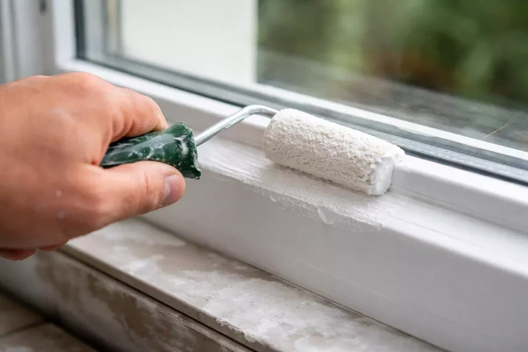 Application de peinture sur une surface en PVC après préparation pour une finition durable