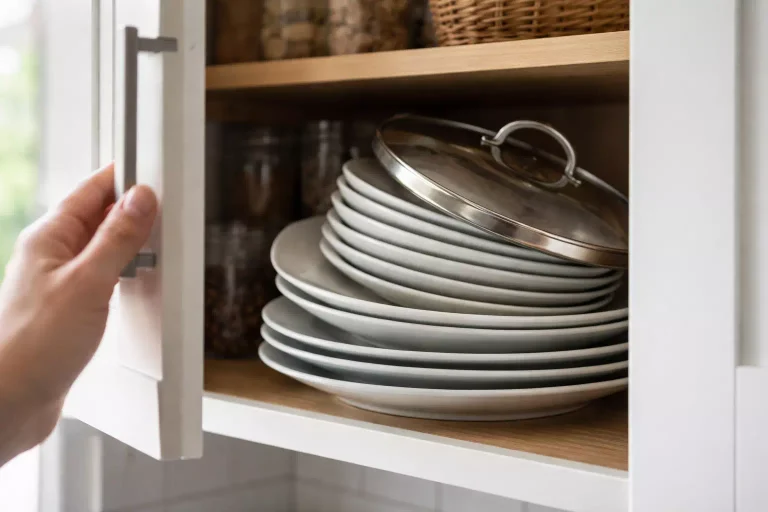 Aménagement placard cuisine avec tiroirs coulissants et étagères modulables optimisant le rangement