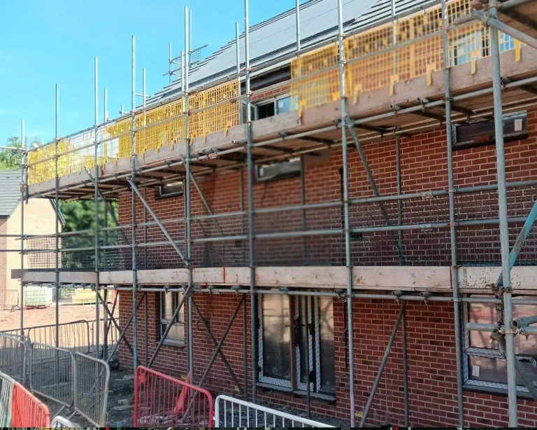 un échafaudage de chantier